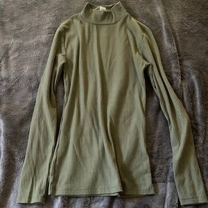 Women’s green long sleeve shirt